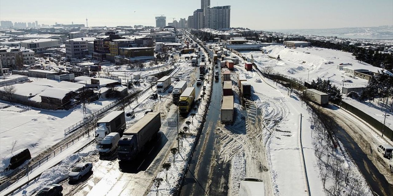 Κωνσταντινούπολη: Χιλιάδες αυτοκίνητα παγιδεύτηκαν στους δρόμους από τη χιονοκαταιγίδα